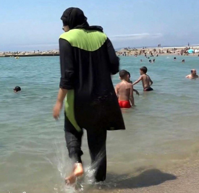 Burkini : « Les arrêtés sont des mesures guignolesques »